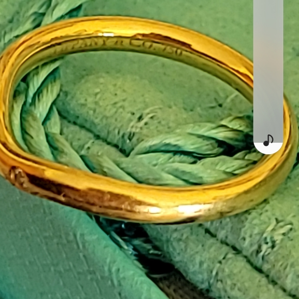 Elegant Gold Ring with Diamonds - Picture 5 of 6